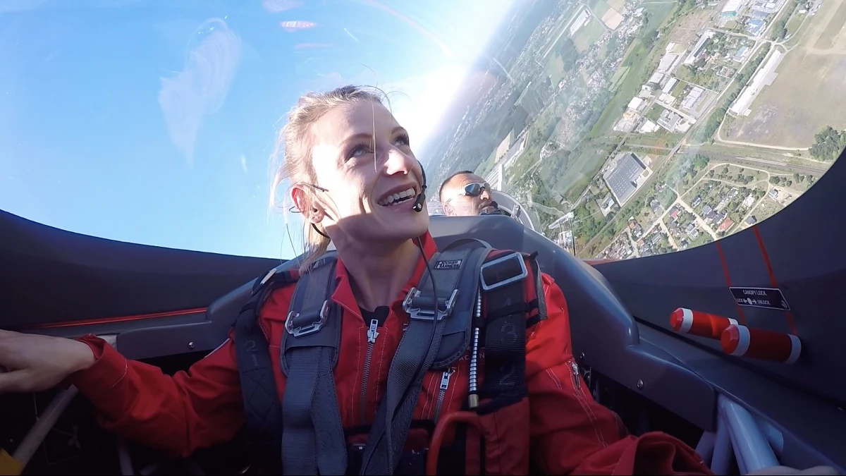 Patrycja Wyciszkiewicz, jedna z najlepszych polskich biegaczek na dystansie 400 metrów, przeżyła niezwykłą przygodę. Zawodniczka OŚ AZS Poznań, dzięki nieco przypadkowemu spotkaniu, mogła wziąć udział w podniebnych akrobacjach słynnej polskiej grupy Żelazny.