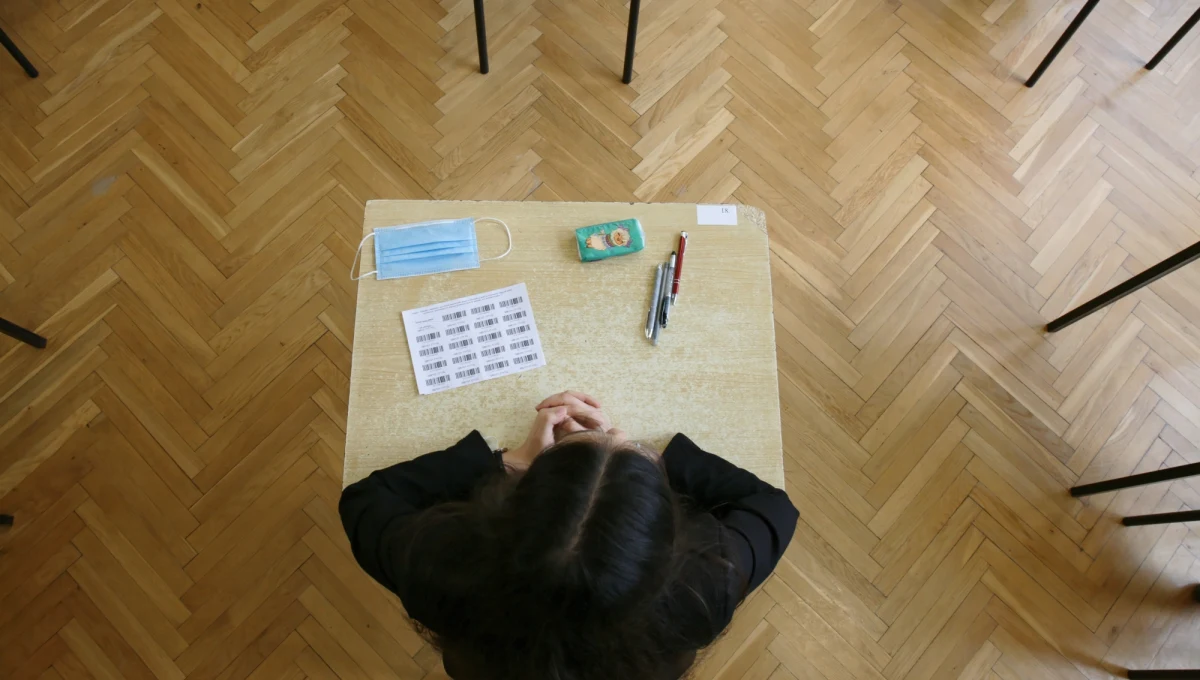 Blisko 280 tysięcy absolwentów liceów ogólnokształcących i techników rozpoczęło dzisiaj maturalny maraton: na inaugurację zmierzyli się z obowiązkowym egzaminem z języka polskiego. Na RMF 24 publikujemy arkusz zadań z języka polskiego na poziomie podstawowym - i sukcesywnie również propozycje odpowiedzi!