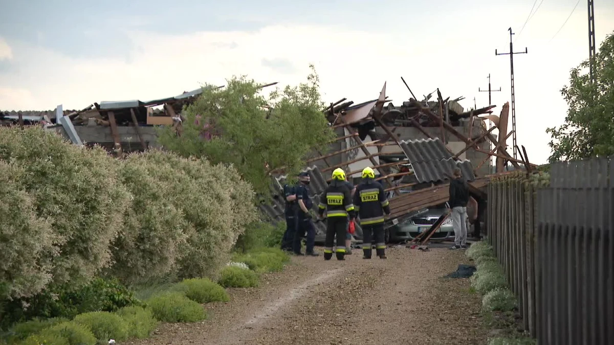 We wsi Zarębice koło Częstochowy zerwany dach przygniótł jedną osobę. To efekt popołudniowych nawałnic na południu.