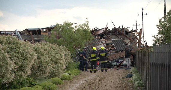 We wsi Zarębice koło Częstochowy zerwany dach przygniótł jedną osobę. To efekt popołudniowych nawałnic na południu.