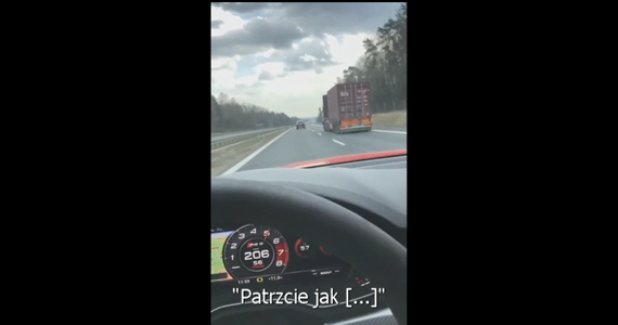 3 tys. zł grzywny i półroczny zakaz prowadzenia pojazdów - to kara dla 21-letniego pirata drogowego, który autostradą A4 w Śląskiem jechał z prędkością dochodzącą do 270 km/h. Policjanci namierzyli go, kiedy w internecie zamieścił filmik z szaleńczej jazdy.