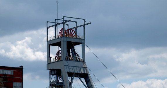 Śląsko-Dąbrowska Solidarność zwraca się do premiera o wycofanie decyzji w sprawie wstrzymania od wtorku - na trzy tygodnie - wydobycia w 10 kopalniach Polskiej Grupy Górniczej. Takie działanie zapowiedział wicepremier Jacek Sasin. Ma ono pomóc zdusić ogniska koronawirusa. 