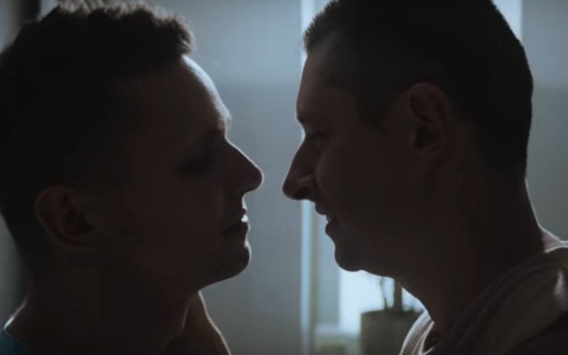 Telewizja Polska nie zdecydowała się na emisję spotu reklamowego prezerwatyw Durex, w którym wystąpiła para gejów - wynika z informacji portalu Wirtualnemedia.pl. Reklamę oglądać można w TVN-ie i Polsacie.