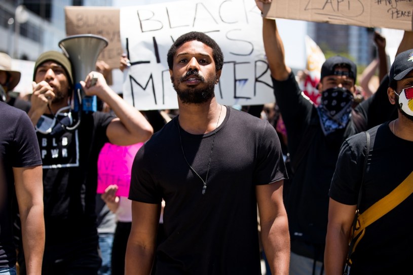 Aktor, któremu sławę przyniosła rola pięściarza Adonisa Creeda w spin-offie bokserskiej serii „Rocky”, wziął udział w zorganizowanym w Los Angeles proteście przeciwko brutalności policji i rasowym nierównościom społecznym. Wygłosił przemówienie, w którym wezwał przedstawicieli przemysłu filmowego do zainwestowania w czarnoskórych artystów. To kolejny po Johnie Boyedze aktor, który aktywnie włączył się do akcji #BlackLivesMatter.
