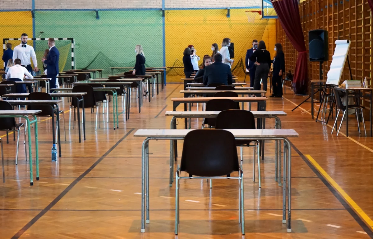 Centralna Komisja Egzaminacyjna złożyła zawiadomienie na policję w sprawie możliwego przecieku podczas matury z języka polskiego. Chodzi o wzrost wyszukań w internecie hasła "wesele - elementy fantastyczne" i "wesele fantastyka". "Jeżeli dojdzie do unieważnienia egzaminu, to tylko w tych miejscach, gdzie uczniowie mieli wcześniej dostęp do tematów" - powiedział w poniedziałek minister edukacji Dariusz Piontkowski.