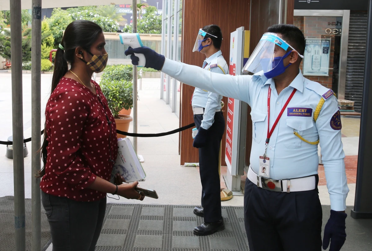 Liczne obostrzenia wprowadzone w reakcji na pandemię koronawirusa tylko w sześciu krajach zapobiegły co najmniej 530 milionom zakażeń - pisze na łamach "Nature" międzynarodowy zespół naukowców, pod kierunkiem Solomona Hsianga z University of California w Berkeley. Na podstawie przeprowadzonych analiz danych autorzy pracy przekonują, że jeszcze nigdy w dziejach ludzkości nie udało się wspólnym wysiłkiem, w tak krótkim czasie, ocalić tak wiele istnień ludzkich. 