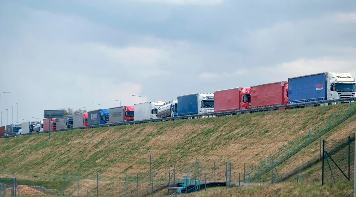 Komisja transportu PE w poniedziałkowych głosowaniach poparła kontrowersyjne przepisy dotyczące przewoźników drogowych, tzw. pakiet mobilności. W lipcu nad nowymi przepisami ma głosować Parlament Europejski na sesji plenarnej.
