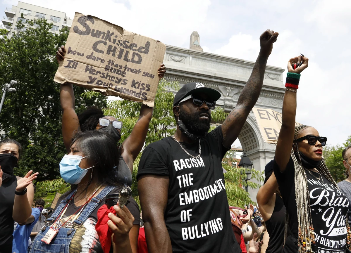 Sąd hrabstwa Hennepin wyznaczył w poniedziałek kaucję w wys. 1,25 mln USD dla przebywającego w więzieniu o zaostrzonym rygorze Dereka Chauvina, byłego policjanta oskarżonego o zabójstwo w Minneapolis Afroamerykanina George'a Floyda. 