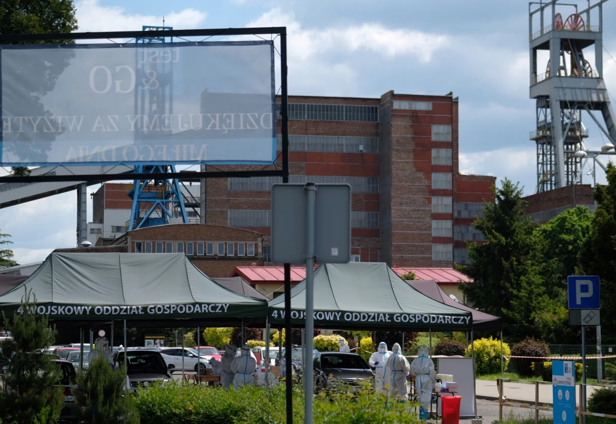 Od piątku wstrzymane będzie wydobycie w 10 kopalniach PGG, a nie tak jak planowano pierwotnie – od dziś – informuje po spotkaniu z zarządem PGG Bogusław Hutek, przewodniczący Solidarności w spółce. Trwają przygotowania do ograniczenia produkcji w taki sposób, by po trzech tygodniach postoju kopalnie mogły wrócić do normalnego wydobycia. 