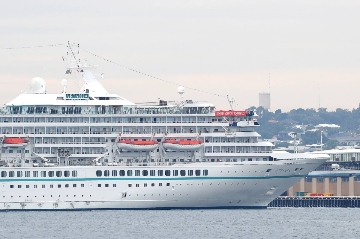 Po sześciomiesięcznej odysei po morzach świata, ostatni wycieczkowiec przewożący pasażerów zawinął do swego docelowego portu - podaje CNN. Ośmiu gości mogło zejść na ląd, by na własne oczy zobaczyć, jak zmienił się świat z powodu pandemii koronawirusa.