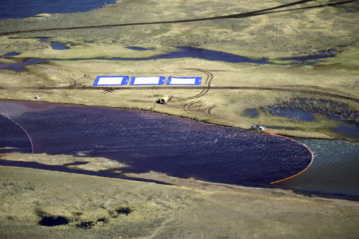 Katastrofa ekologiczna  rosyjskiej Arktyce. Na nic zdały się zapory ustawione na rzece Ambarnaja. Po wycieku paliwa w Norylsku na północy Rosji i ustawieniu na rzekach pływających zapór paliwo przedostało się za zapory.