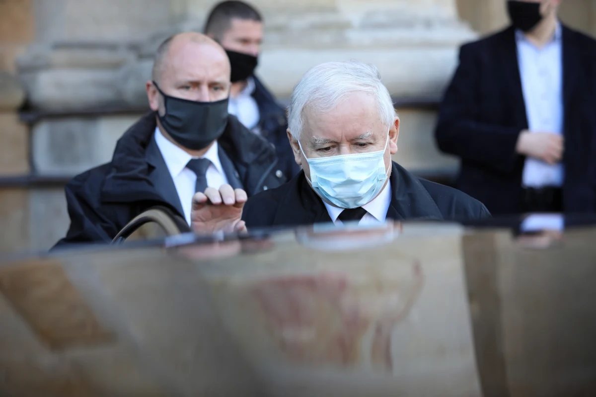 W 2018 r. ochrona prezesa PiS pochłaniała 1,6 mln zł. Jak ustaliła Interia, rok później cena usług firmy Grom Group wzrosła o 200 tys. zł. Z dokumentów, którymi dysponuje Krajowe Biuro Wyborcze, wynika, że najniższy przelew opiewał na kwotę 24,6 tys. zł. Żeby chronić Jarosława Kaczyńskiego, partia wydaje nawet 150 tys. zł miesięcznie.