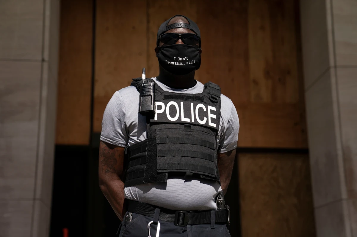 Niektórzy amerykańscy policjanci zachowują się często "jak na polowaniu" i "robią wszystko, by złapać ‘tego złego’" - tak działania części swoich kolegów po fachu ocenia w rozmowie z dziennikarzem Polskiej Agencji Prasowej funkcjonariusz waszyngtońskiej policji Brian Porter. Z drugiej strony zauważa, że w trakcie protestów, jakie wybuchły w Waszyngtonie po zabójstwie George’a Floyda, funkcjonariusze są często wulgarnie obrażani, a w najtrudniejszej sytuacji są czarnoskórzy policjanci. "Nazywają nas ‘zdrajcami rasy’ czy ‘łowcami niewolników’" - opowiada.