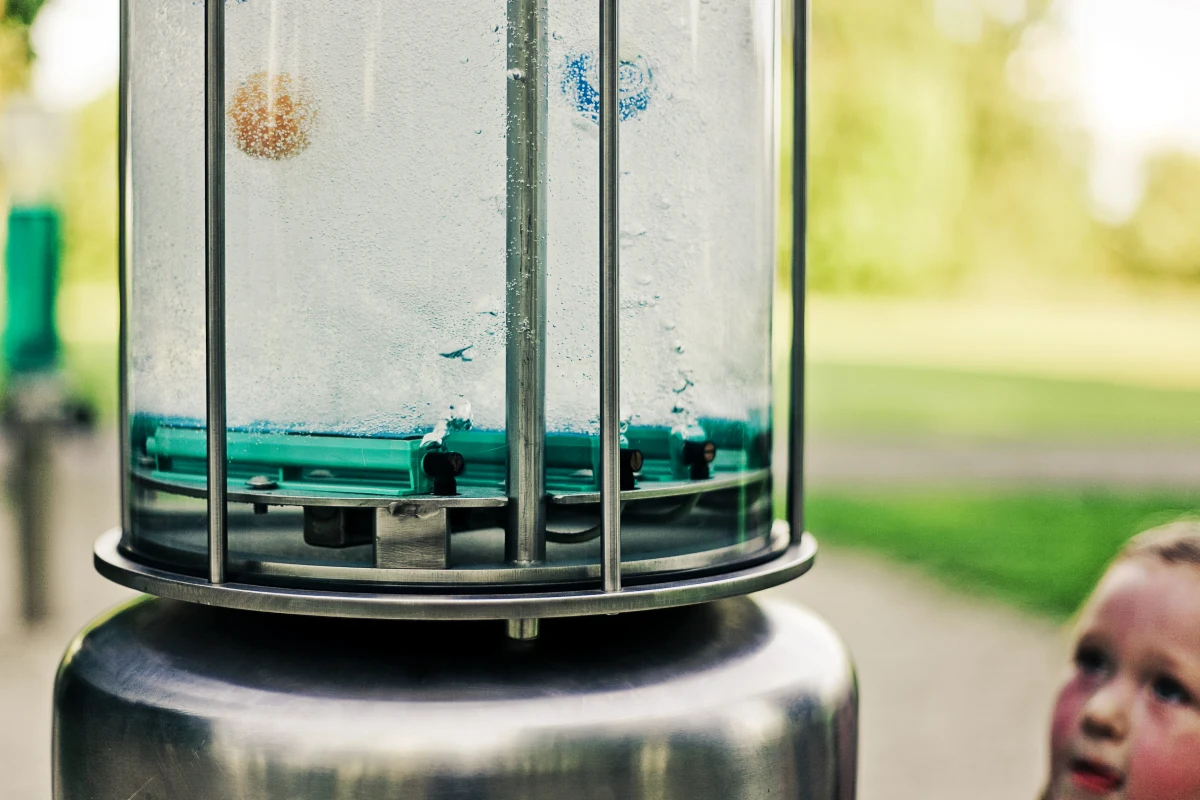 Już od 10 czerwca Ogród Doświadczeń im. Stanisława Lema otwiera swoją zieloną przestrzeń nauki i zabawy dla odwiedzających. W tym sezonie w Ogrodzie pojawią się nowe interaktywne instalacje, nowe atrakcje i eksperymenty, a wkrótce także planetarium!