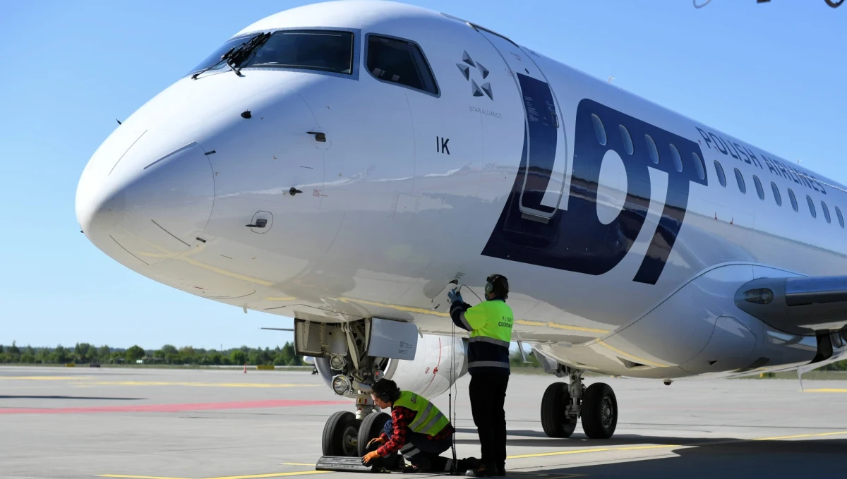 Związki zawodowe w PLL LOT apelują do Jacka Sasina o ratowanie spółki. "Wyrażał pan wolę ratowania naszej firmy, jesteśmy tym niezmiernie zbudowani, nasza linia na to zasługuje" - pisze do wicepremiera Związek Zawodowy Personelu Pokładowego i Lotniczego i zaprasza Jacka Sasina jutro do siedziby firmy na specjalne spotkanie poświęcone sytuacji załogi.