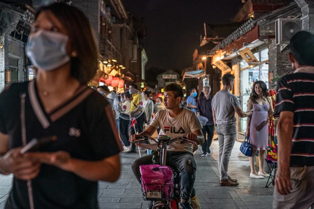 Naukowcy amerykańskiej Harvard Medical School twierdzą, że koronawirus mógł rozprzestrzeniać się w Chinach już w sierpniu 2019 roku. Do takiego wniosku doszli, analizując zdjęcia satelitarne szpitalnych wyjazdów i dane wyszukiwarek z Wuhanu w środkowych Chinach.