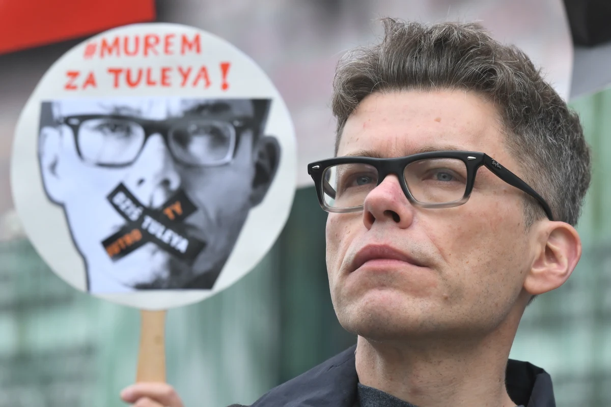 "Średnio mnie interesuje, co zrobi tzw. Izba Dyscyplinarna. To ciało nie powinno obradować" - oświadczył sędzia Igor Tuleya przed posiedzeniem izby, na którym rozpatrzony ma być wniosek prokuratury o uchylenie mu immunitetu. Jeśli tak się stanie, prokuratura zamierza postawić sędziemu zarzuty m.in. przekroczenia uprawnień i bezprawnego ujawnienia informacji z postępowania. Sam Tuleya podkreśla, że prawa nie złamał. "Niczego nie żałuję i postąpiłbym tak samo" - zaznaczył.