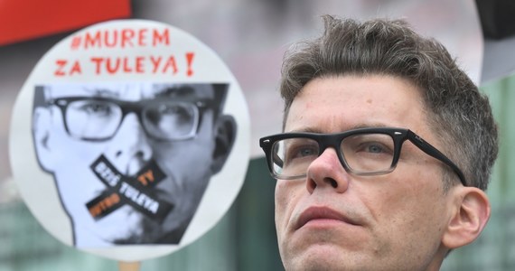 "Średnio mnie interesuje, co zrobi tzw. Izba Dyscyplinarna. To ciało nie powinno obradować" - oświadczył sędzia Igor Tuleya przed posiedzeniem izby, na którym rozpatrzony ma być wniosek prokuratury o uchylenie mu immunitetu. Jeśli tak się stanie, prokuratura zamierza postawić sędziemu zarzuty m.in. przekroczenia uprawnień i bezprawnego ujawnienia informacji z postępowania. Sam Tuleya podkreśla, że prawa nie złamał. "Niczego nie żałuję i postąpiłbym tak samo" - zaznaczył.