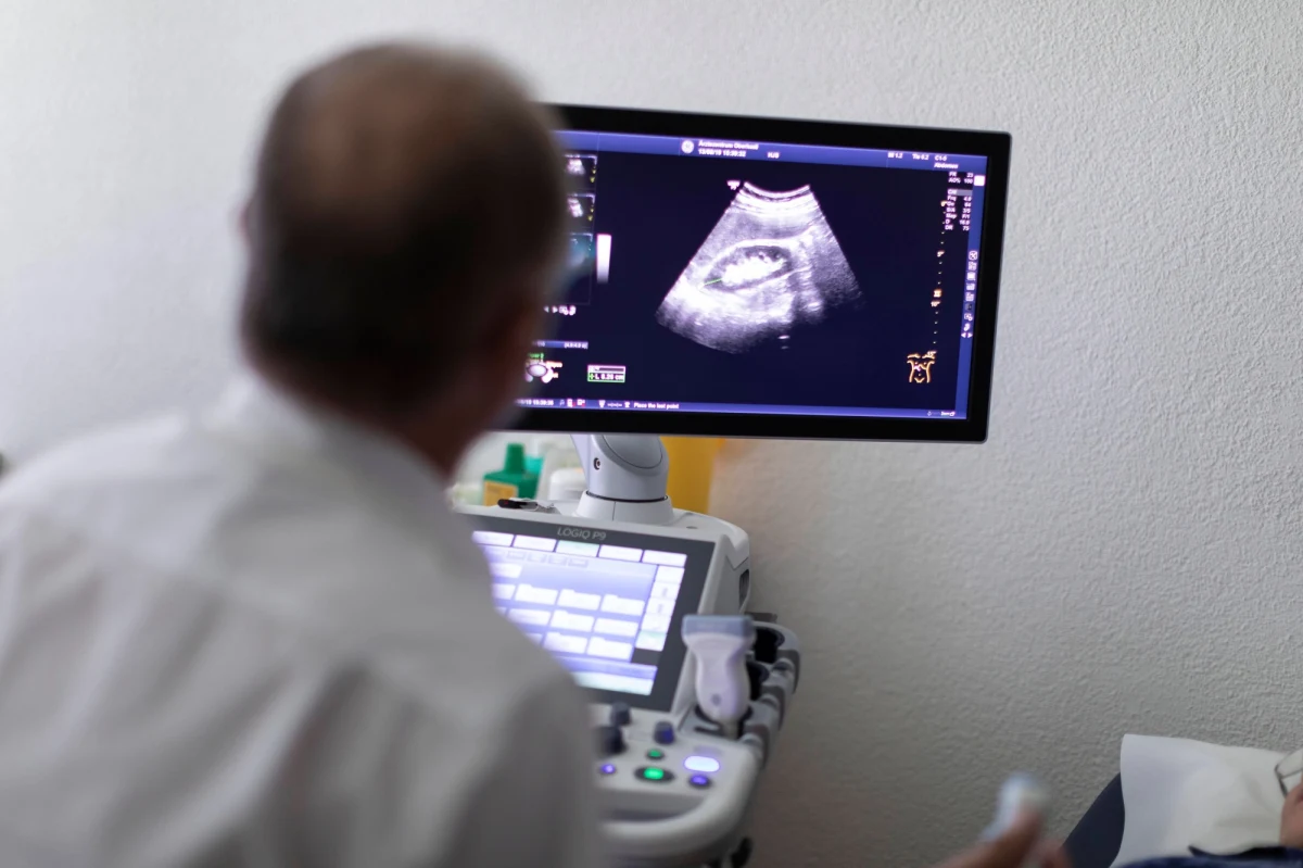 Jest prawomocny wyrok w sprawie 24-latka, który używając własnoręcznie sfałszowanych dokumentów, podszywał się od lekarza radiologa. Sąd Rejonowy Poznań Stare Miasto skazał Radosława L. na rok i cztery miesiące ograniczenia wolności. Mężczyzna w tym czasie ma wykonywać prace społeczne, co najmniej trzydzieści godzin miesięcznie.