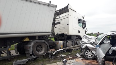 Tragedia na Mazowszu: Ciężarówka wjechała w osobówkę. Nie żyje kobieta, troje dzieci rannych