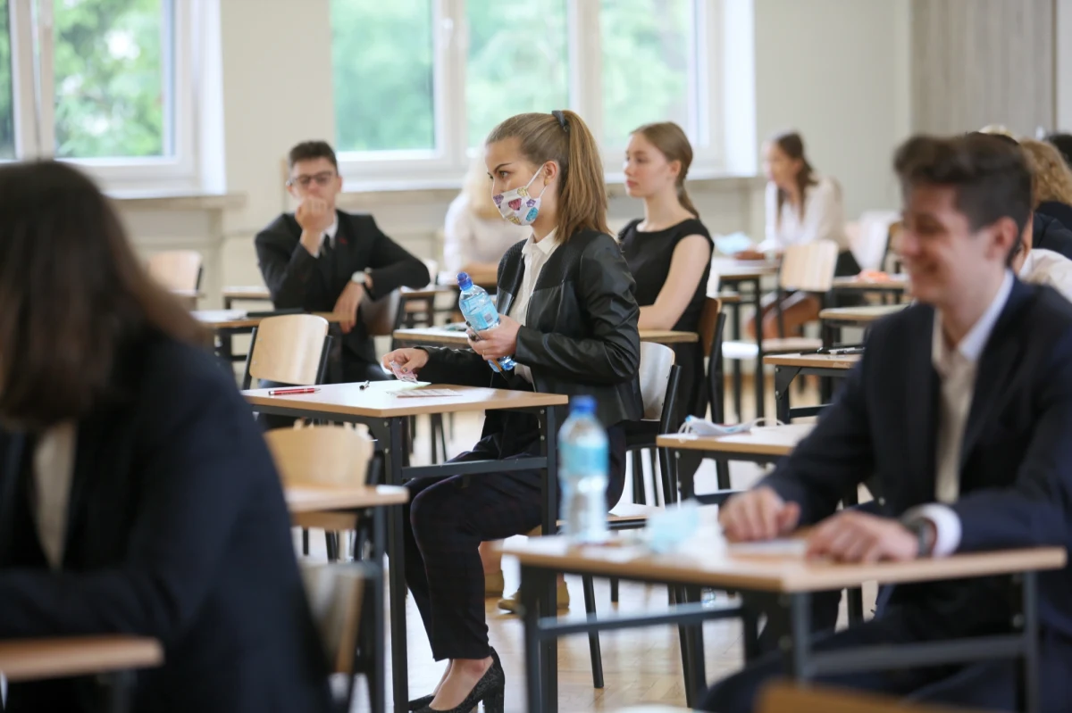 Ponad 300 tysięcy maturzystów zmierzyło się dzisiaj z królową nauk: napisali obowiązkowy egzamin z matematyki na poziomie podstawowym. Na RMF 24 publikujemy arkusz zadań oraz odpowiedzi! Sprawdźcie, jak Wam poszło!