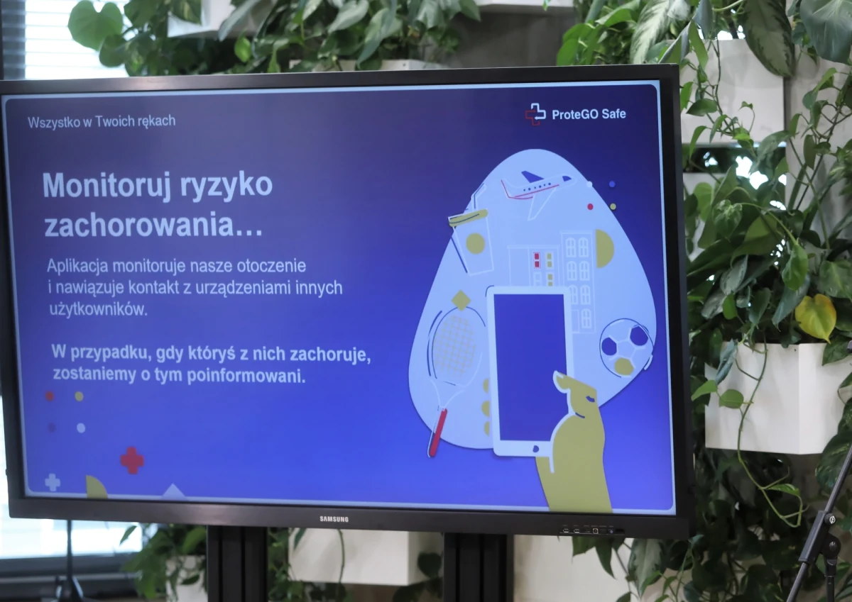 Od dziś można pobierać najnowszą wersję ProteGo Safe, wykorzystującą technologię Apple i Google. Rozwiązanie jest bezpieczne i stworzone z troską o prywatność użytkowników - poinformował we wtorek na konferencji minister cyfryzacji Marek Zagórski.