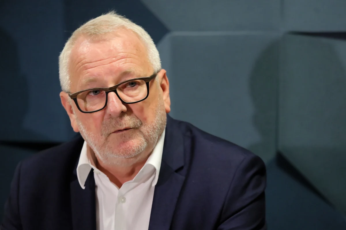 "Do galerii handlowej w najbliższym czasie nie zamierzam chodzić i w miejsca, gdzie jest większa liczba ludzi - tego trzeba unikać" - mówi w Popołudniowej rozmowie w RMF FM chirurg, prezes Naczelnej Rady Lekarskiej prof. Andrzej Matyja. "To jest bardzo błędne sformułowane: w Polsce nie zachorowało (ponad 27 tys. osób - przyp. red.), tylko tyle zostało zidentyfikowanych jako zakażonych. Nie ma to nic wspólnego z liczbą chorych. (...) Porównajmy, ile wykonywaliśmy testów na początku, a ile wykonywały tamte kraje (takie jak Hiszpania - przyp. red.). Nie wolno nam się porównywać, patrzmy na siebie, walczmy skutecznie z epidemią" - apeluje gość Marcina Zaborskiego.