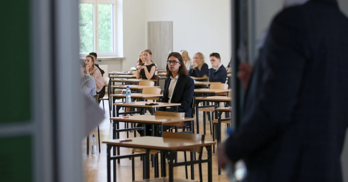 Kolejny możliwy wyciek arkuszy maturalnych i odpowiedzi. Jeszcze przed startem dzisiejszego egzaminu z matematyki w mediach społecznościowych pojawiły się zdjęcia niektórych odpowiedzi. CKE zapowiada zgłoszenie sprawy policji.