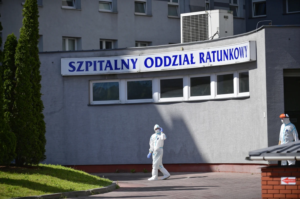 Na razie nie będzie dalszego ograniczania liczby łózek w szpitalach jednoimiennych - ustalił reporter RMF FM. Dwa takie szpitale - przyjmujące tylko pacjentów z koronawirusem - zostały wygaszone, czyli wróciły do normalnego funkcjonowania. Część pozostałych placówek ograniczyła liczbę miejsc zakaźnych.