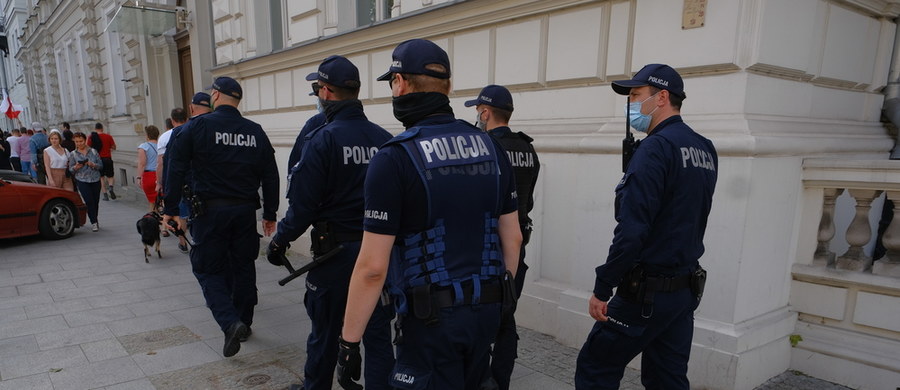 Jednorazowe nagrody dla ponad 50 tysięcy policjantów oraz podwyższenie uposażeń dla około 200 funkcjonariuszy z kadry kierowniczej. KGP w związku z działaniami w dobie pandemii koronawirusa przeznaczyła na nagrody dla policjantów 54 miliony złotych - ustalił reporter RMF FM Krzysztof Zasada. 