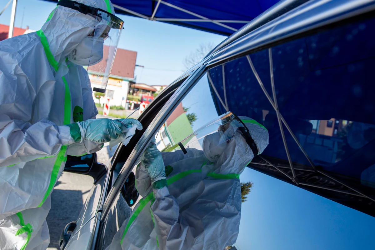 Premier Igor Matovicz poinformował, że Słowacja odchodzi od większości obowiązujących jeszcze ograniczeń związanych z koronawirusem. M.in. otworzyła granice dla kolejnych 16 państw, ale bez Polski. Od środy maseczki są obowiązkowe w sklepach i komunikacji.