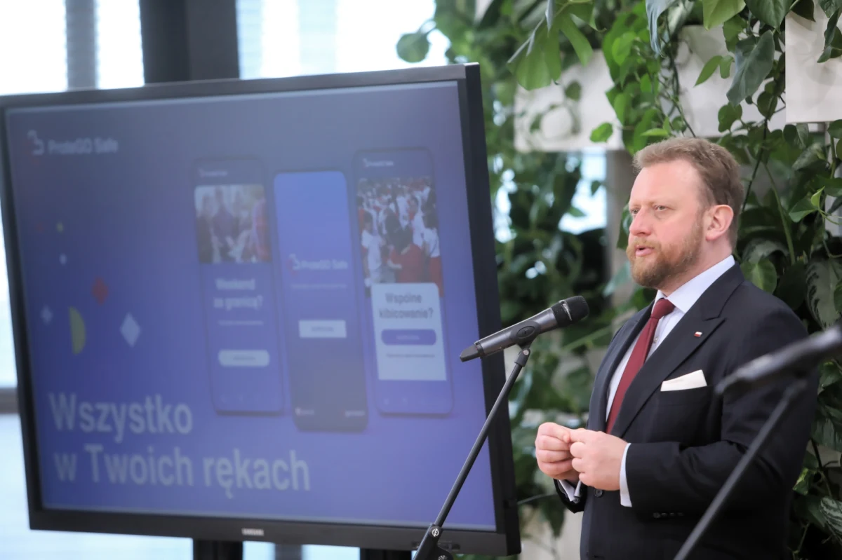 Policjanci zatrzymali kolejną osobę w związku z włamaniami do wiat przystankowych w Warszawie – poinformowała we wtorek wieczorem Komenda Stołeczna Policji. Chodzi o rozwieszanie plakatów uderzających w ministra zdrowia Łukasza Szumowskiego.
