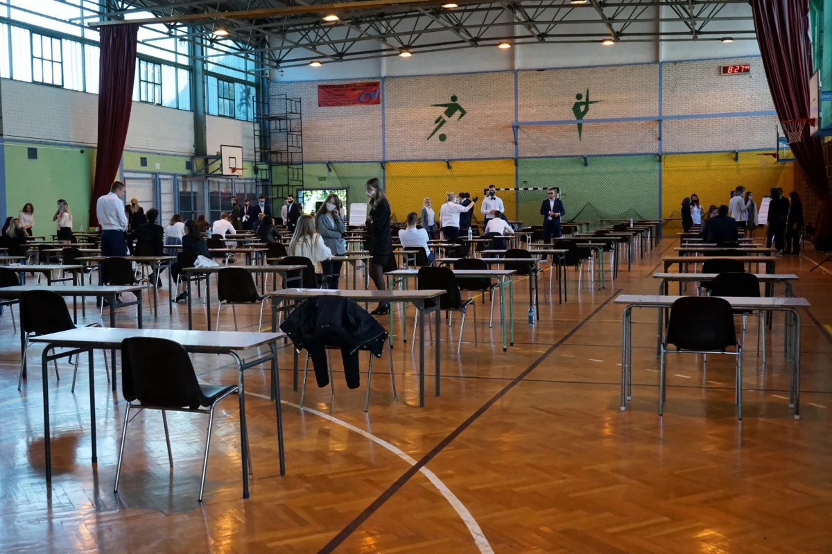 Środa jest kolejnym dniem maturalnego maratonu. Dziś absolwenci piszą test z języka angielskiego. Po tym jak Centralna Komisja Egzaminacyjna opublikuje arkusze egzaminacyjne, na rmf24.pl znajdziecie odpowiedzi.