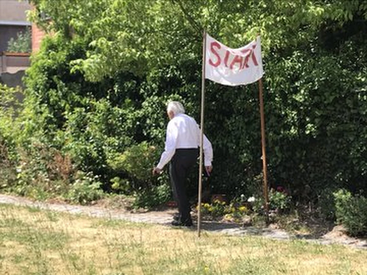 103-letni były belgijski lekarz zamierza pokonać maraton, codziennie spacerując po swoim ogrodzie, żeby zebrać pieniądze na badania nad koronawirusem. Zainspirował go Brytyjczyk Tom Moore - informuje agencja Reutera.