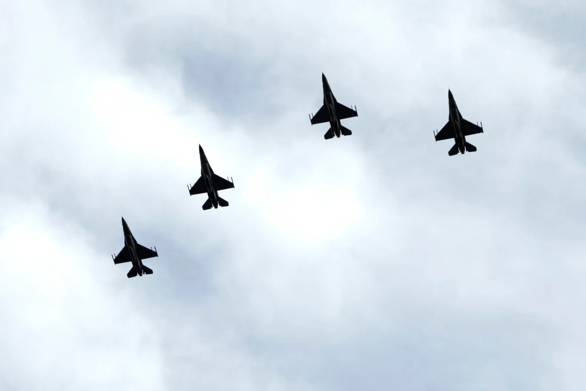 Komisja obrony narodowej parlamentu Belgii zgodziła się na wysłanie samolotów bojowych F-16 do Jordanii, żeby w ramach międzynarodowej koalicji walczyły nad Irakiem i Syrią z Państwem Islamskim - podała gazeta "Het Laatste Nieuws".
