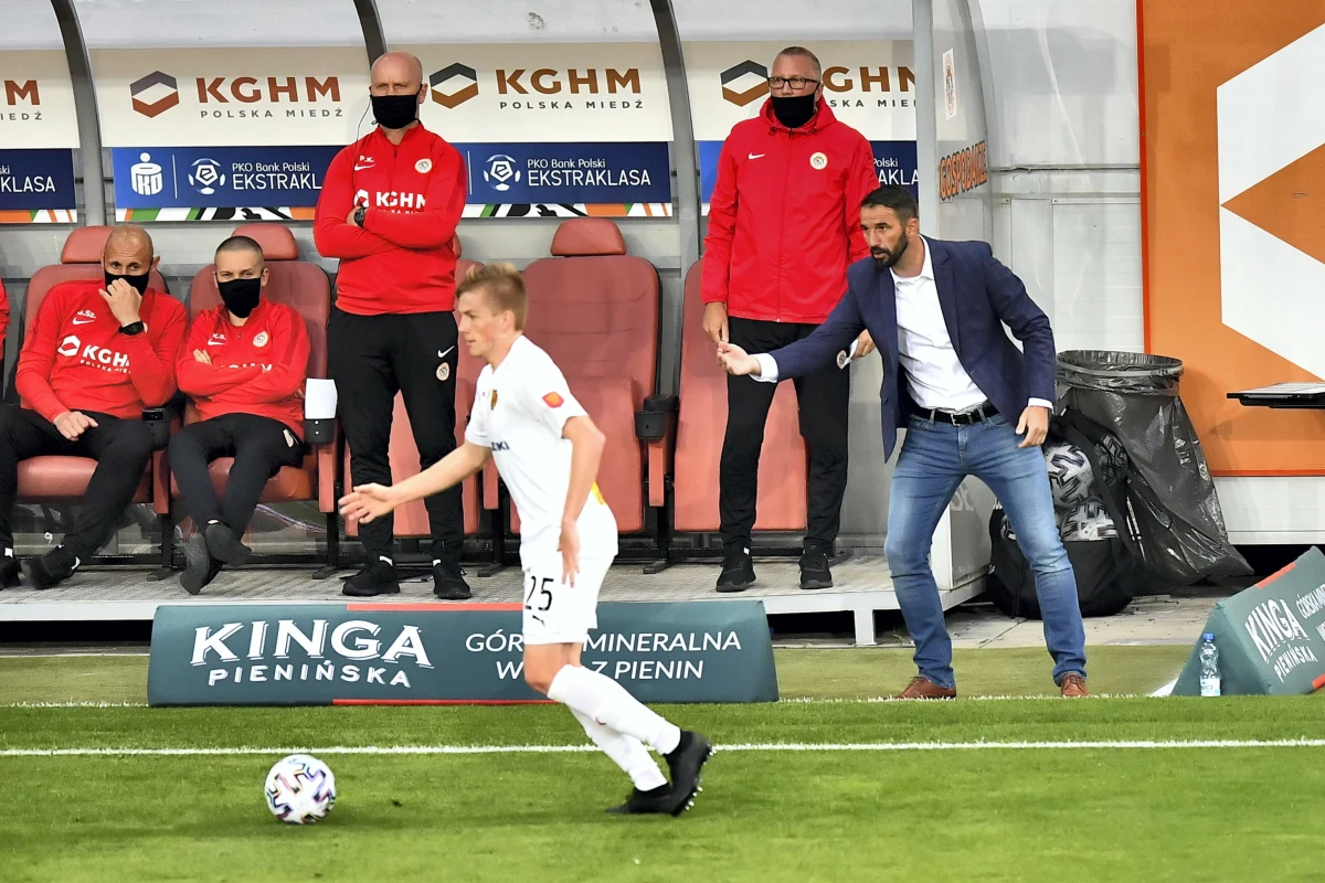 Zagłębie zremisowało 1:1 z Koroną w meczu piłkarskiej ekstraklasy. Faworytem spotkania byli gospodarze, którzy znajdują się wyżej w tabeli. 