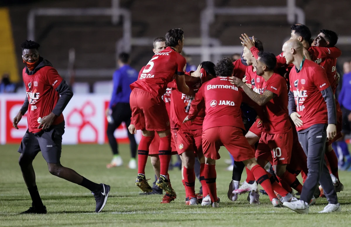 Piłkarze Bayeru Leverkusen awansowali do finału Pucharu Niemiec. Na wyjeździe pokonali czwartoligowy FC Saarbruecken 3:0. W środę (godz. 20.45), w drugim półfinale Bayern Monachium Roberta Lewandowskiego podejmie Eintracht Frankfurt.

