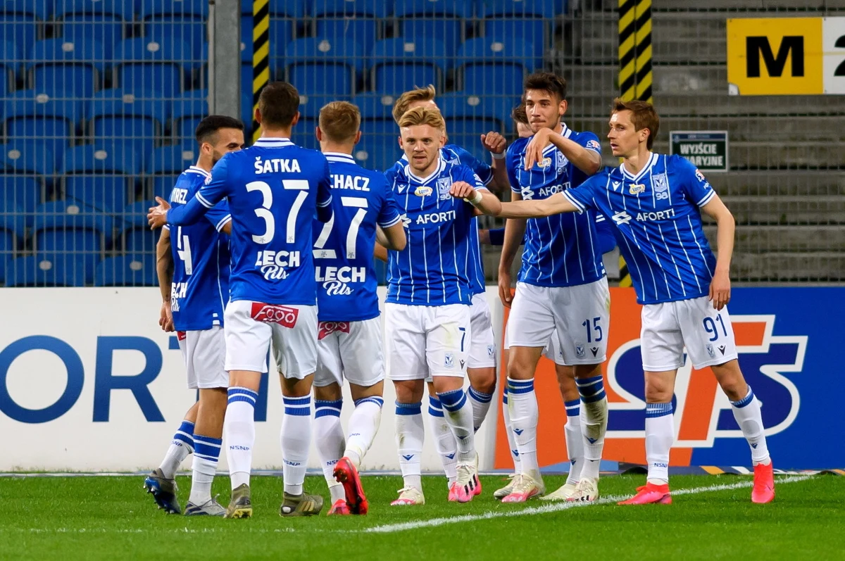 Lech Poznań pokonał 4:0 Pogoń Szczecin w piłkarskiej ekstraklasie. Przed spotkaniem z Lechem szczecinianie mogli pochwalić się najlepszą obok Piasta Gliwice defensywą w ekstraklasie. Tymczasem ze stolicy Wielkopolski wyjechali z bagażem czterech goli, a Lech zaimponował nie tylko skutecznością, ale efektowną i konsekwentną grą.