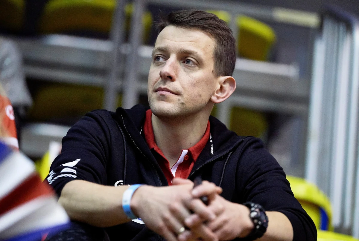 Biało-czerwoni piłkarze ręczni w piątek rozpoczną zgrupowanie w Cetniewie. Trener Patryk Rombel zaprosił na nie także grupę młodszych zawodników, którzy mają poznać atmosferę i sposób organizacji kadry seniorów. Podczas pobytu w Cetniewie Polacy poznają także rywali w eliminacjach Mistrzostw Europy 2022. "Główny nacisk na zgrupowaniu będzie położony na ćwiczenia techniczno-taktyczne”"– tłumaczy Patryk Rombel.