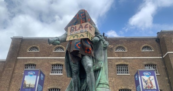 Na fali trwających od kilku dni protestów ruchu Black Lives Matter sprzed Muzeum Londyńskich Doków usunięty został pomnik żyjącego na przełomie XVIII i XIX w. kupca, plantatora i właściciela niewolników Roberta Milligana.