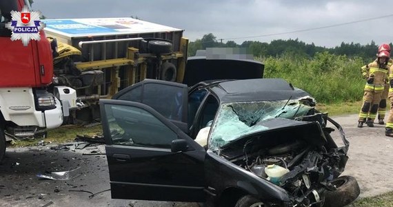 Policja wyjaśnia okoliczności tragicznego wypadku, do którego doszło we wtorek wczesnym popołudniem w miejscowości Siedliszcze na Lubelszczyźnie. W wypadku zginął 19-letni chłopak, trójka jego pasażerów została ranna. Według portalu dziennikwschodni.pl, cała czwórka to tegoroczni maturzyści. Tego dnia zdawali maturę z matematyki.