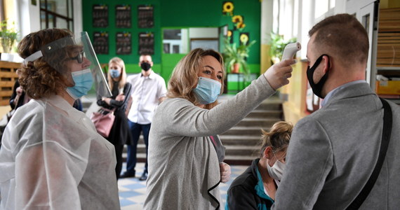 W środę odnotowano 282 nowych przypadków koronawirusa. Zmarły 23 osoby. Aktualny bilans epidemii w Polsce to 27 842 zakażonych oraz 1 206 ofiar śmiertelnych.