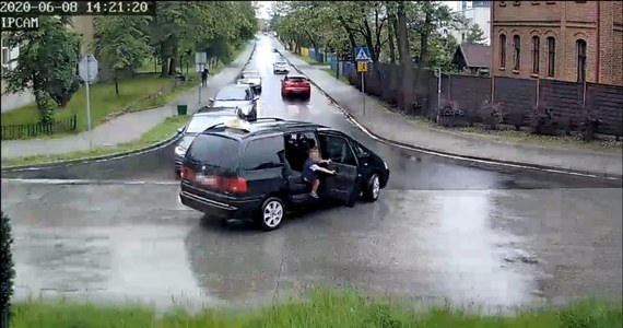 Policjanci dotarli do nagrania z monitoringu i ustalili tożsamość chłopczyka, który wypadł z jadącego samochodu na jednej z ulic w Tarnowskich Górach. Dziecko o mały włos uniknęło przejechania przez auto, z którego wypadło i potrącenia przez jadący za nim inny samochód.