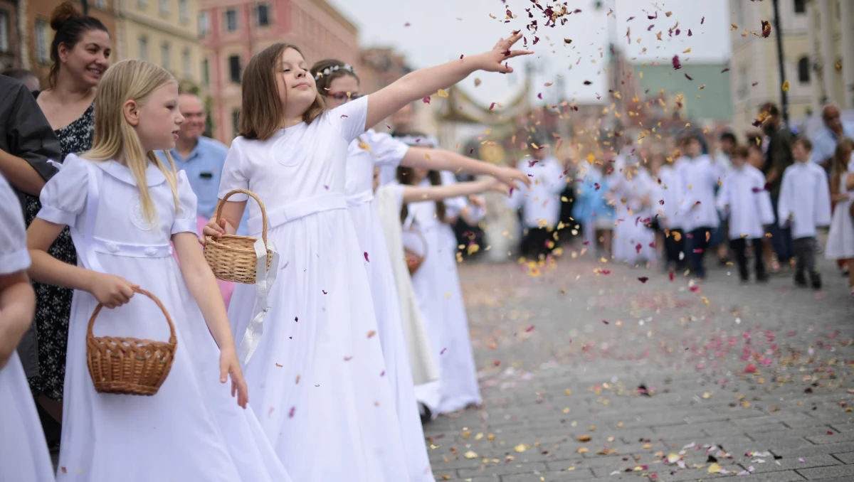 W czwartek 11 czerwca katolicy będą obchodzić uroczystość Najświętszego Ciała i Krwi Chrystusa, czyli tak zwane Boże Ciało. Mimo pandemii koronawirusa, w niektórych dużych miastach przejdą tradycyjne procesje.