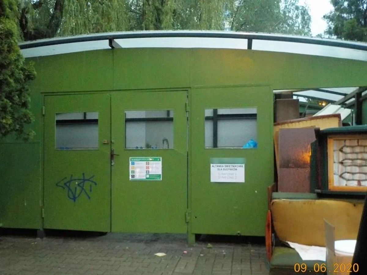 Bezdomna kobieta w altance śmietnikowej na warszawskim Ursynowie urodziła córeczkę. Matką i dziewczynką zaopiekowali się strażnicy miejscy, którzy znaleźli je kilkanaście minut po porodzie. 