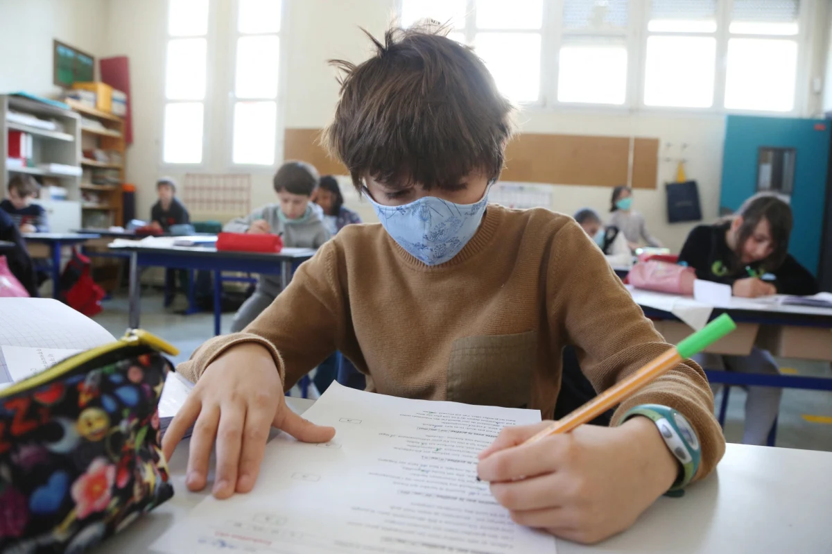 Afera z maseczkami ochronnymi w Belgii. Tamtejsze ministerstwo obrony zamówiło 15 milionów maseczek wielokrotnego użytku, które nie spełniają norm bezpieczeństwa. 