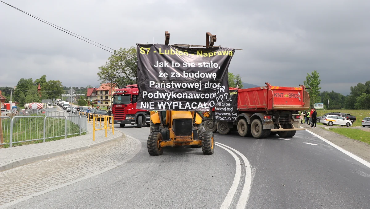 Przed południem w Naprawie na zakopiance rozpoczął się protest podwykonawców jednego w odcinków zakopianki, którzy nie dostali pieniędzy za wykonane prace. Budowlańcy zablokowali tam drogę.