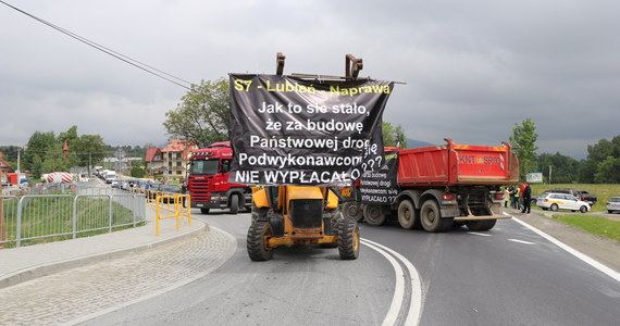 Przed południem w Naprawie na zakopiance rozpoczął się protest podwykonawców jednego w odcinków zakopianki, którzy nie dostali pieniędzy za wykonane prace. Budowlańcy zablokowali tam drogę.