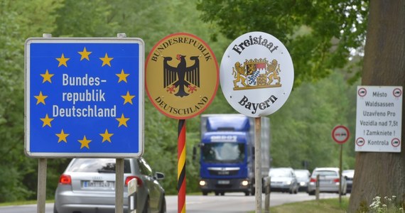 Szef MSZ Niemiec Horst Seehofer zapowiedział zniesienie kontroli granicznych od 15 czerwca na przejściach ze Szwajcarią, Francją, Austrią i Danią. Kontrole mają zostać złagodzone na innych granicach, m.in. z Polską i Czechami. Od 16 czerwca przestaną obowiązywać kontrole na granicy Austrii z Włochami oraz zniesiony zostanie obowiązek kwarantanny dla podróżnych przybywających do Austrii z 31 państw europejskich, w tym z Polski - oświadczył z kolei szef MSZ Alexander Schallenberg.