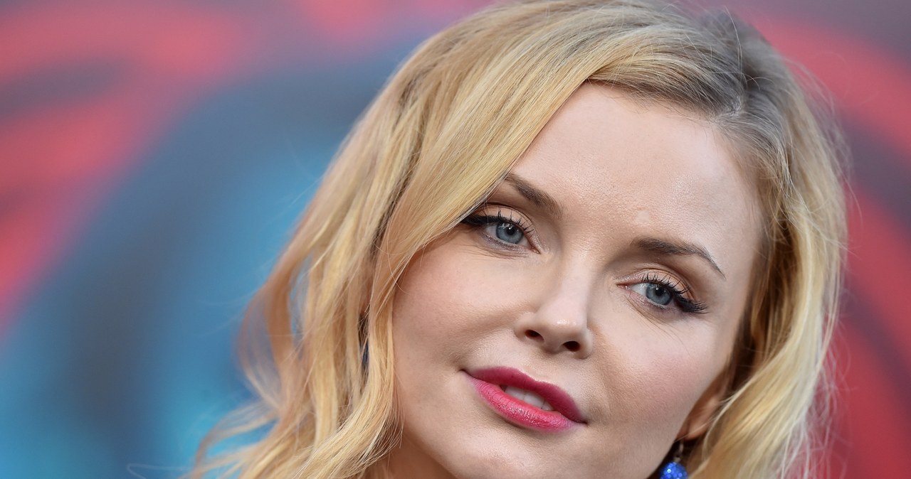 Izabella Miko postanowiła rozpocząć ten rok od mocnego akcentu i opublikowała na swoim Instagramie gorące zdjęcie z plaży. Gwiazda zapozowała w odważnym stroju kąpielowym z głębokim dekoltem. Fotografia zachwyciła fanów.